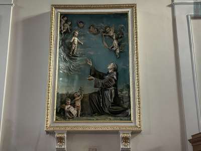 La seconda invece raffigura Sant�Antonio da Padova proteso verso il Bambin Ges�
